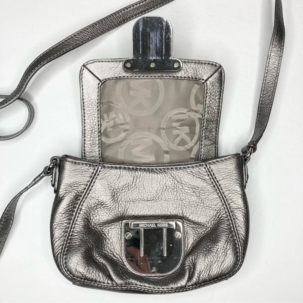 Michael Kors Metallic Silver Leather Chrome Buckle Lock Crossbody in EUC_5
